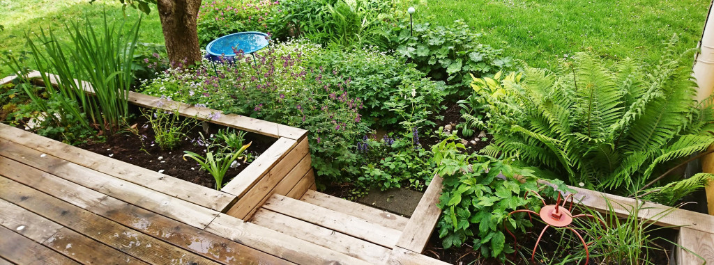 trädäck rabatt sommar blommor liten