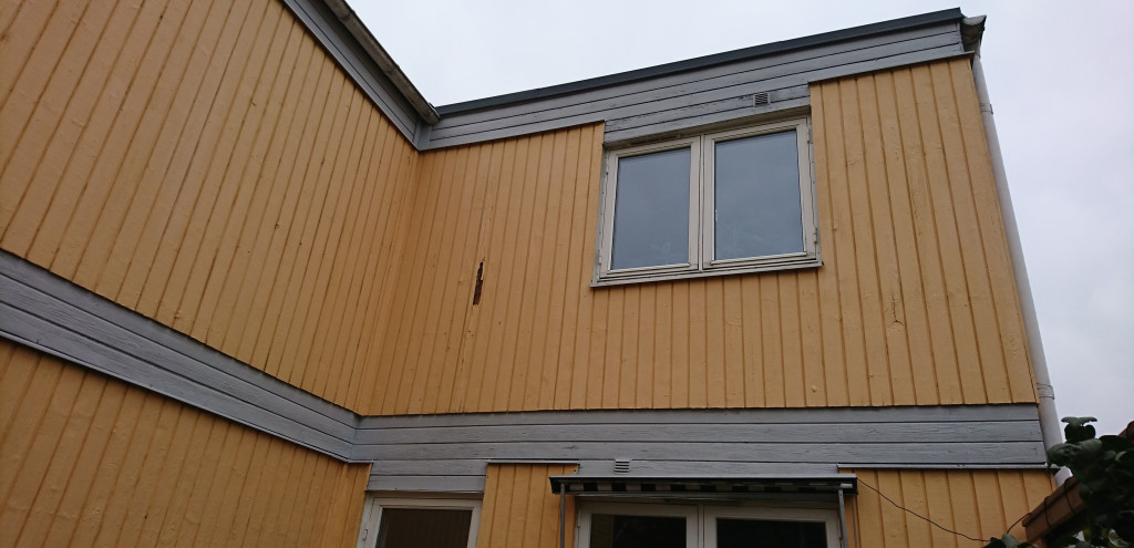 Fasad med murken bräda