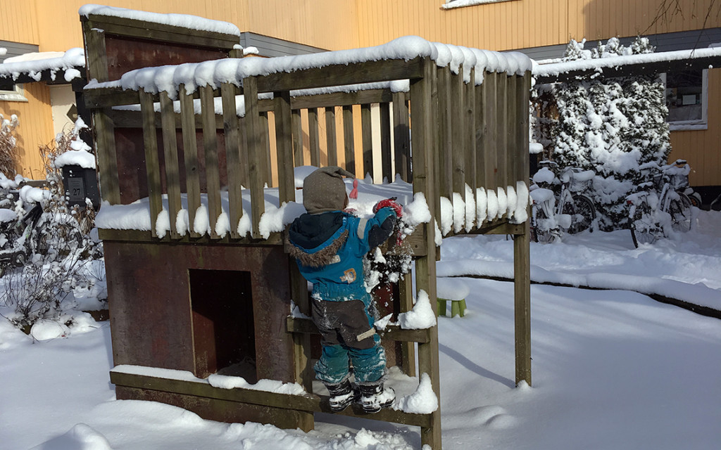 Klätterställning med barn i snö