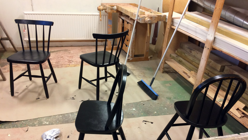 Målade stolar i hobbyrum